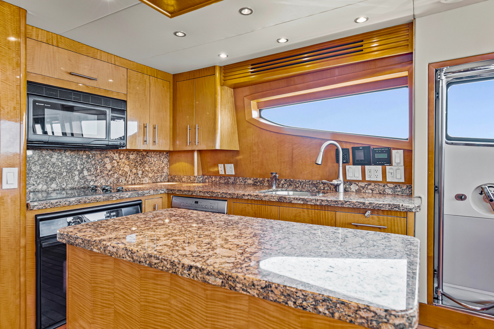 2006 Hatteras 80 Motor Yacht Skylounge