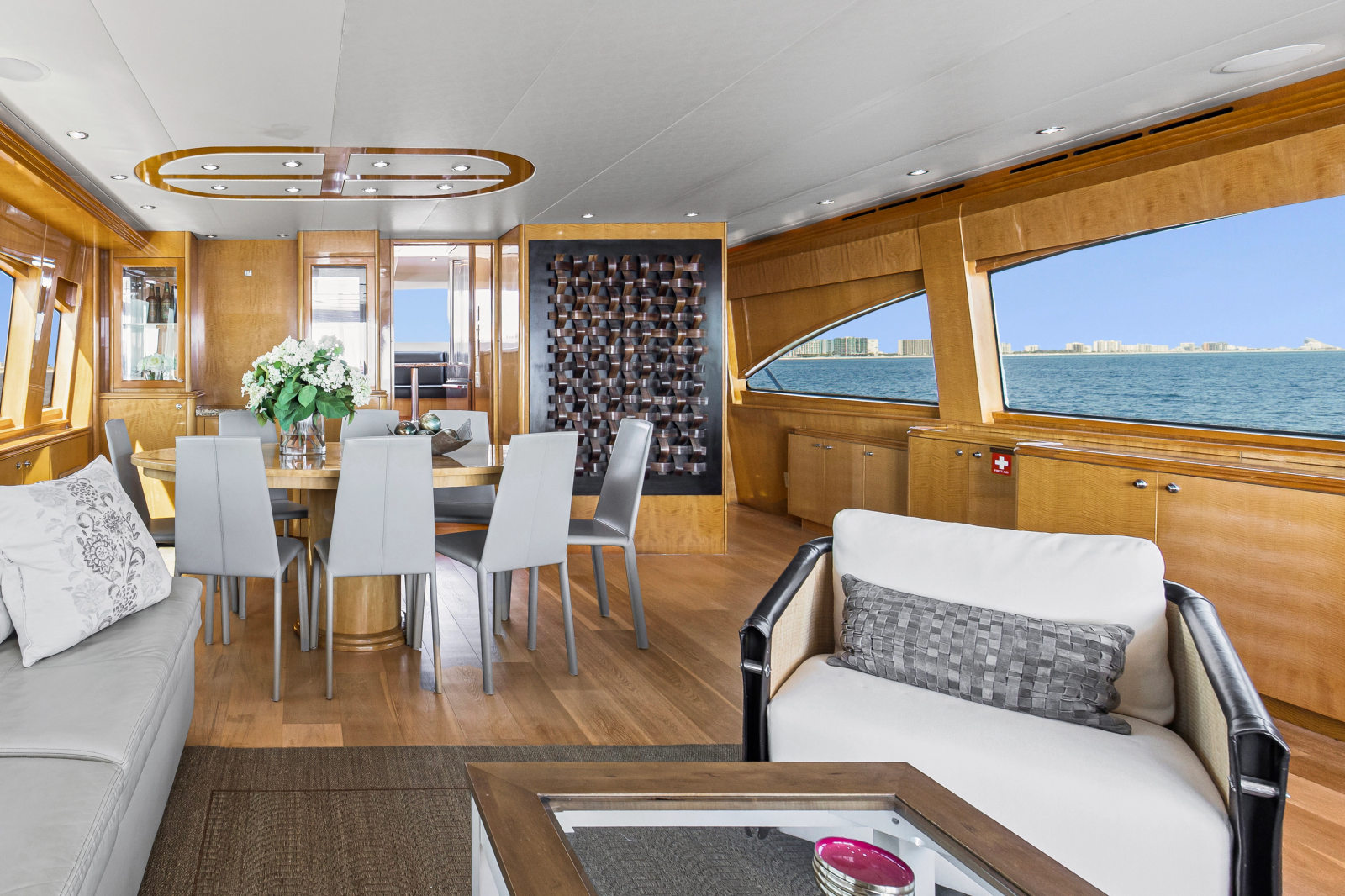 2006 Hatteras 80 Motor Yacht Skylounge