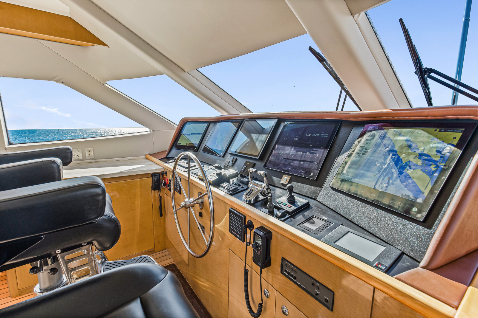 2006 Hatteras 80 Motor Yacht Skylounge