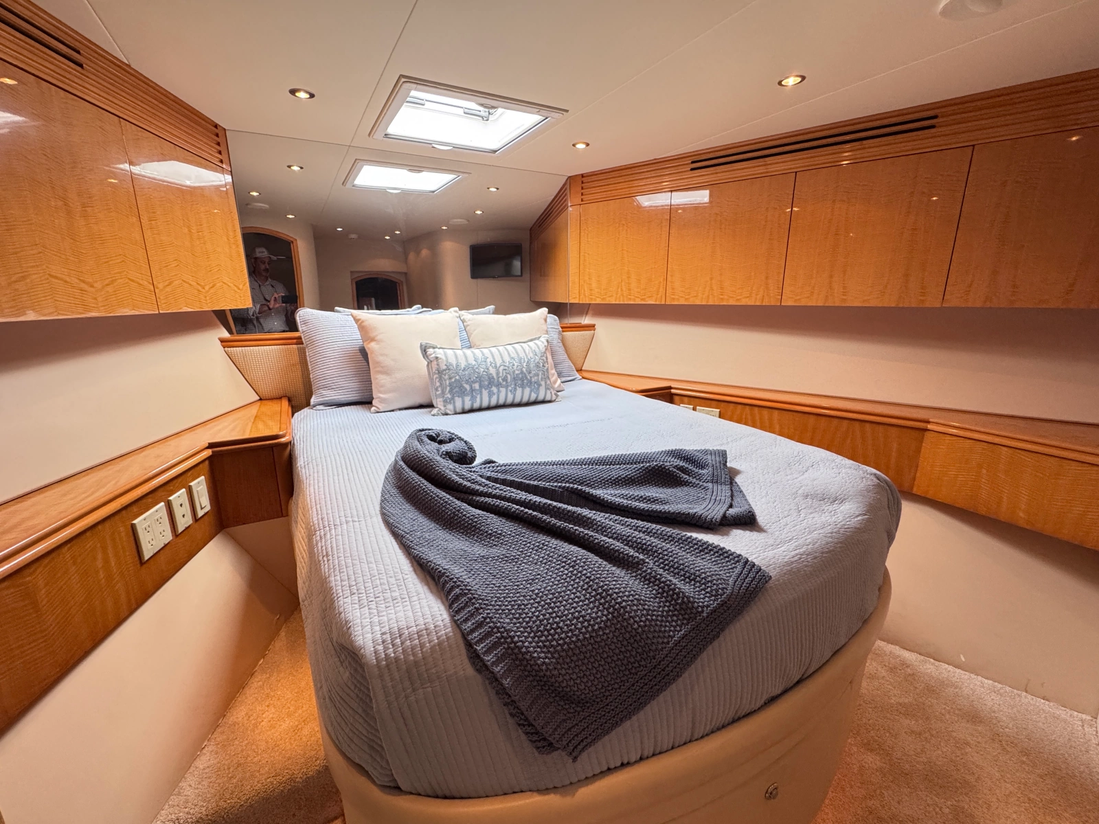 2006 Hatteras 80 Motor Yacht Skylounge