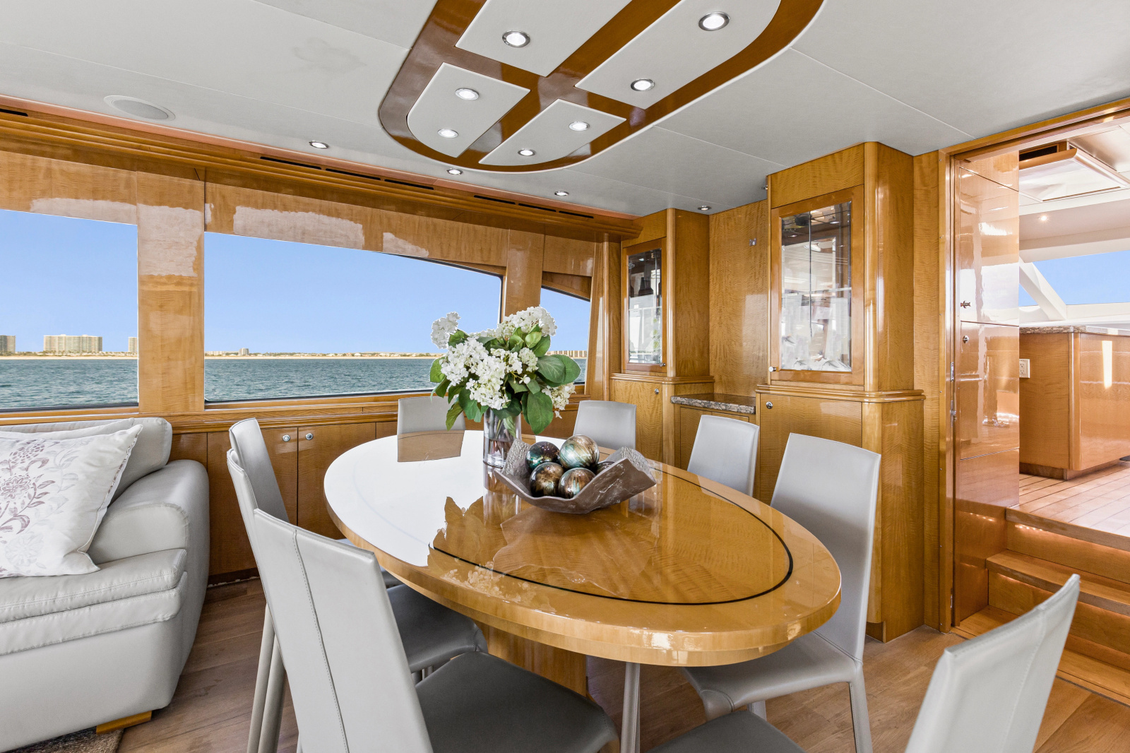 2006 Hatteras 80 Motor Yacht Skylounge