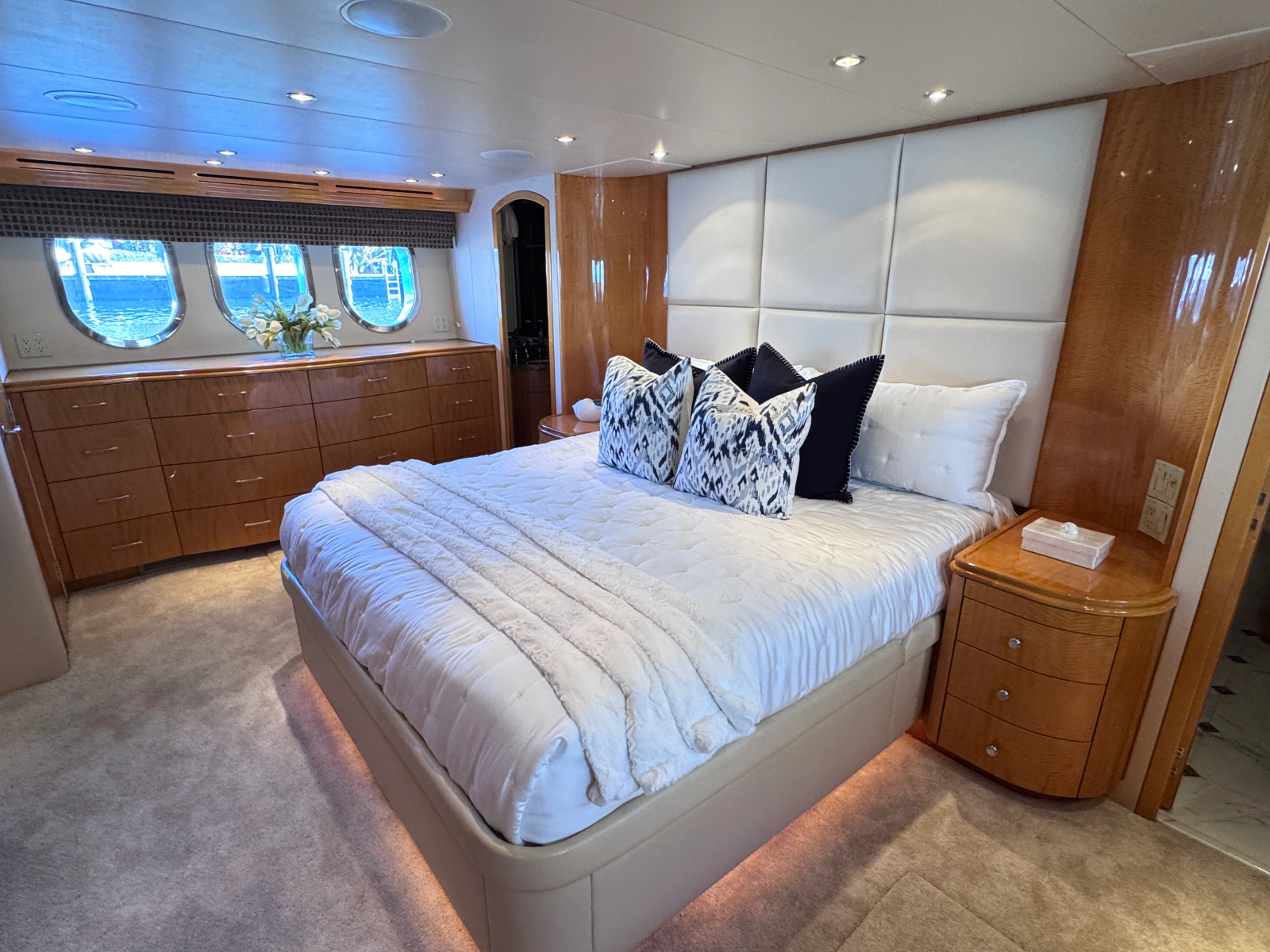 2006 Hatteras 80 Motor Yacht Skylounge