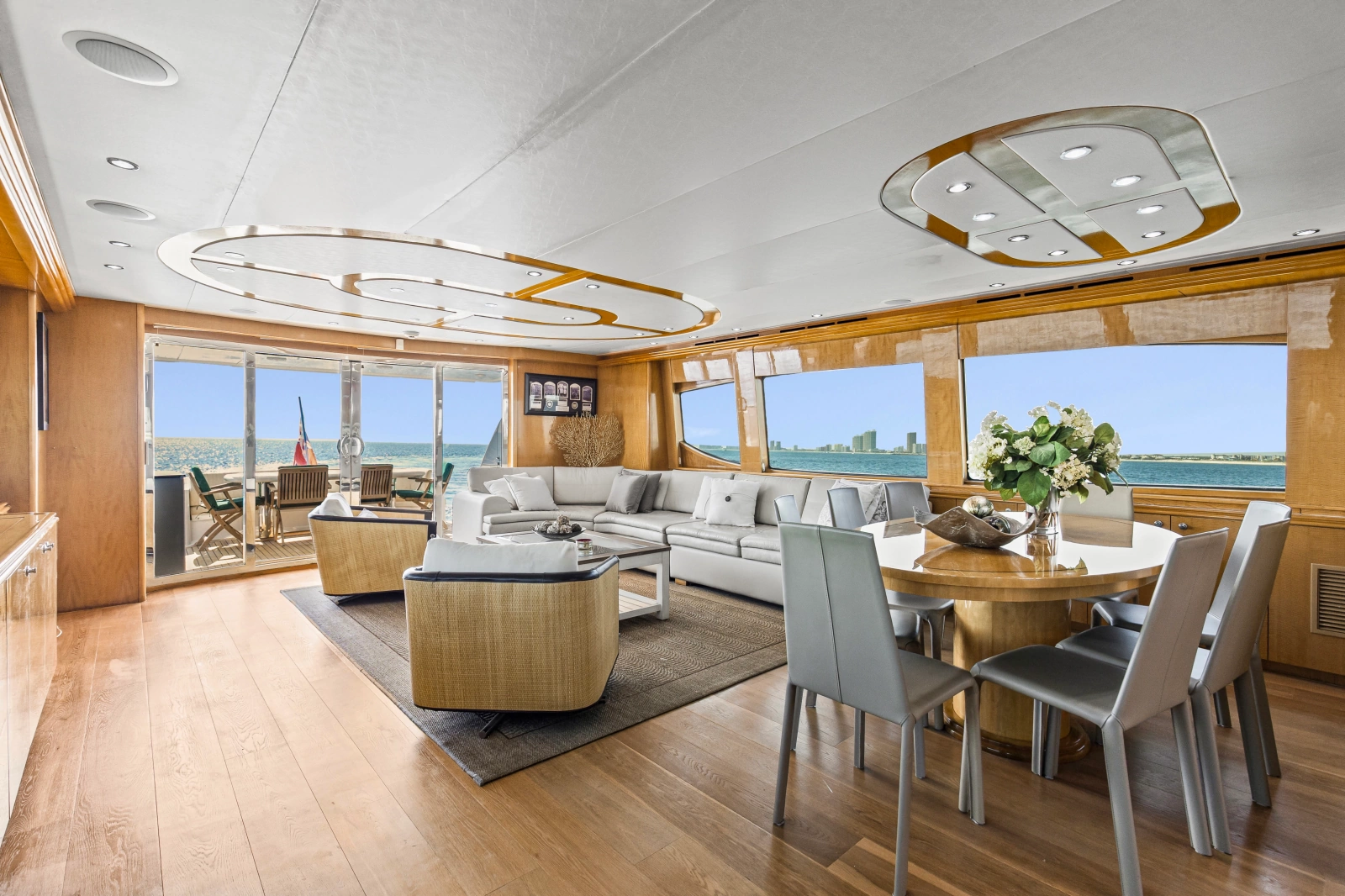 2006 Hatteras 80 Motor Yacht Skylounge